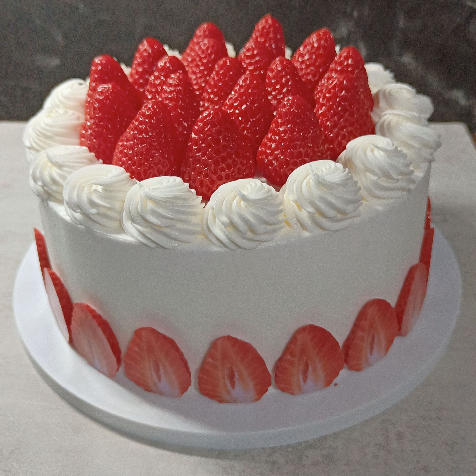 新しい 8 インチの誕生日ケーキモデルシミュレーションストロベリークリームケーキ偽デザート装飾品ベーカリーウィンドウディスプレイサンプル写真小道具