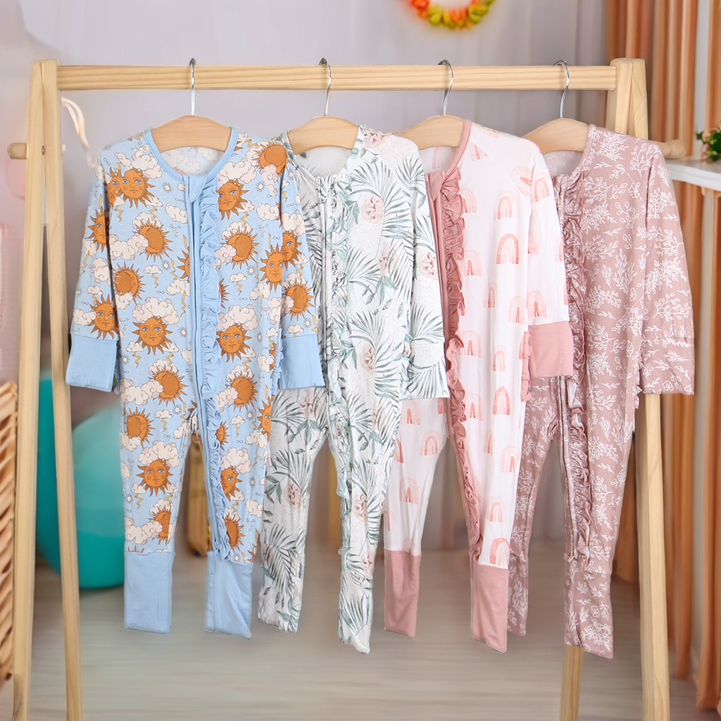 新しいソフトベビー服赤ちゃん男の子女の子ジャンプスーツ竹ビスコーススパンデックスカスタムプリントスリープスーツベビーフリルジッパーロンパース