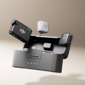 DJI Mic Miniワイヤレスマイクは、片手で簡単に装着できるダブルクリップ式のカラーを備え、プラスチック製で、C型コネクタを搭載しており、ライブインタビューやVlogに適しています。