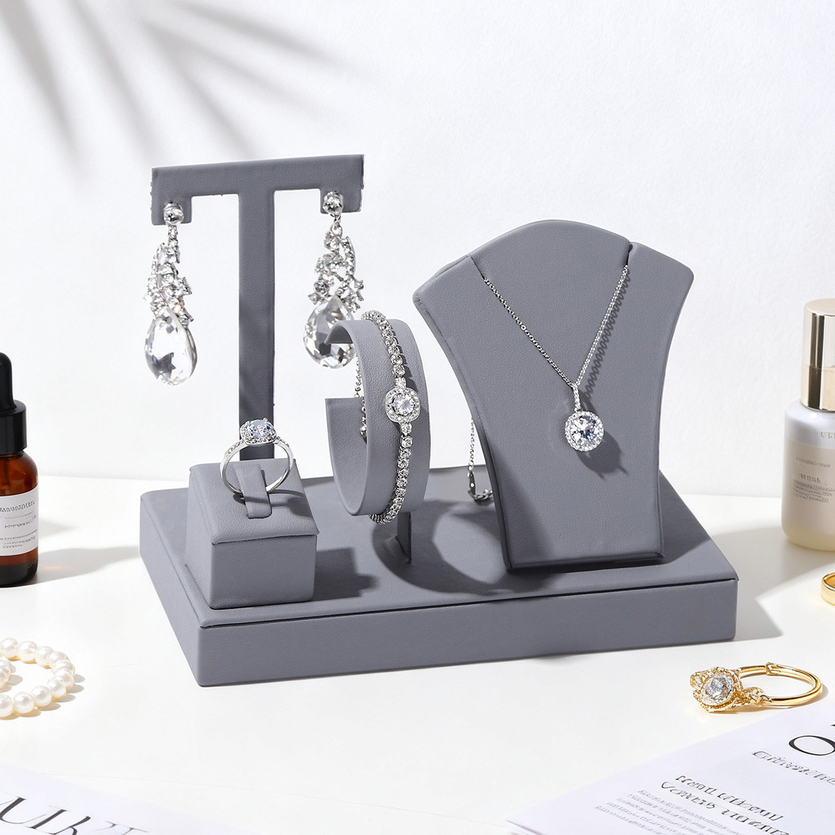 レザージュエリーディスプレイスタンドセット 4-in-1 ネックレスイヤリングリングブレスレットホルダー小売店のウィンドウショーケース写真小道具用