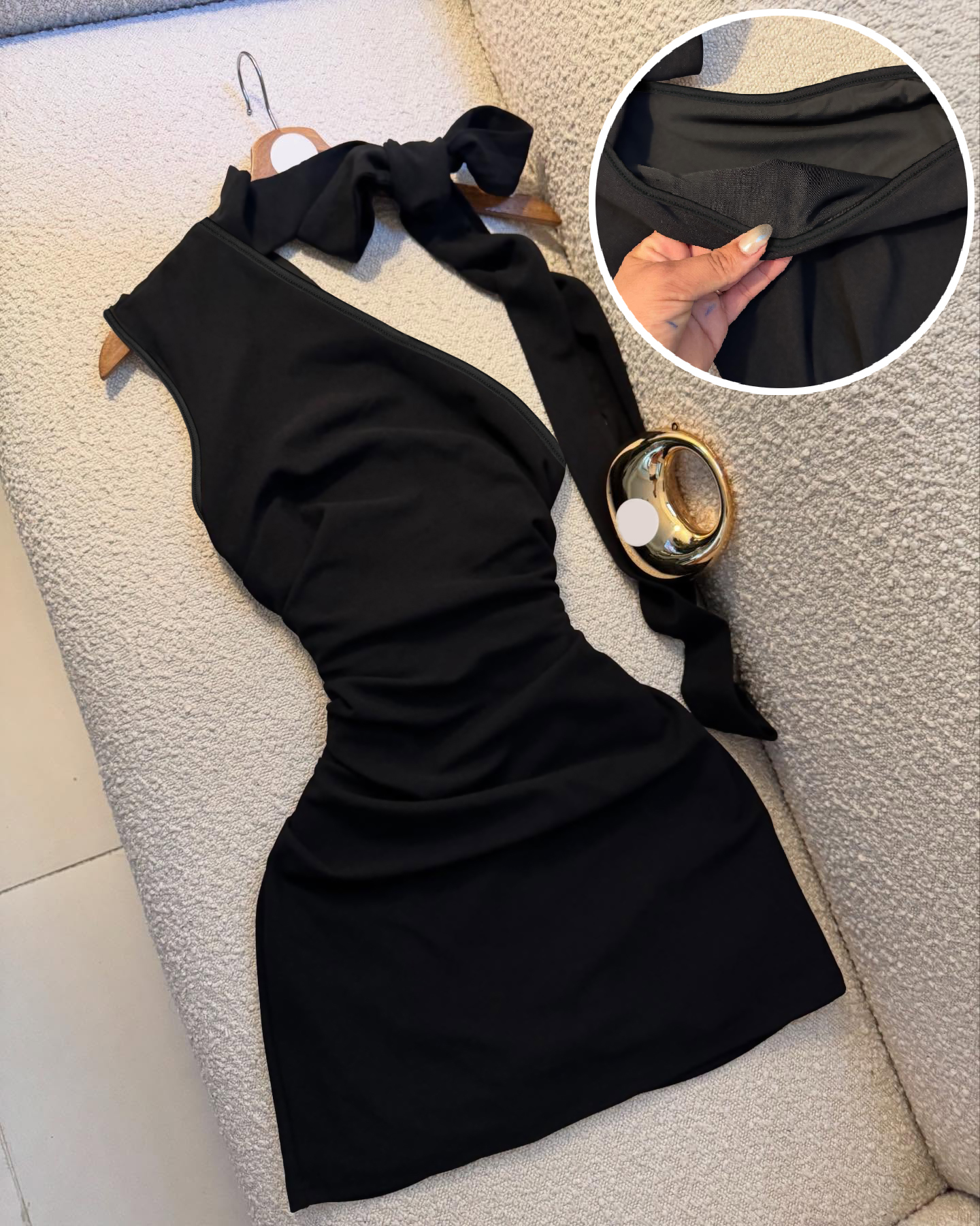 リボン付きのブラックのワンショルダーホルターネックドレス、プリーツとフィット感のあるショートドレス、毎日のお出かけや注目を集めるのに最適、デート用のセクシーなリトルブラックドレス