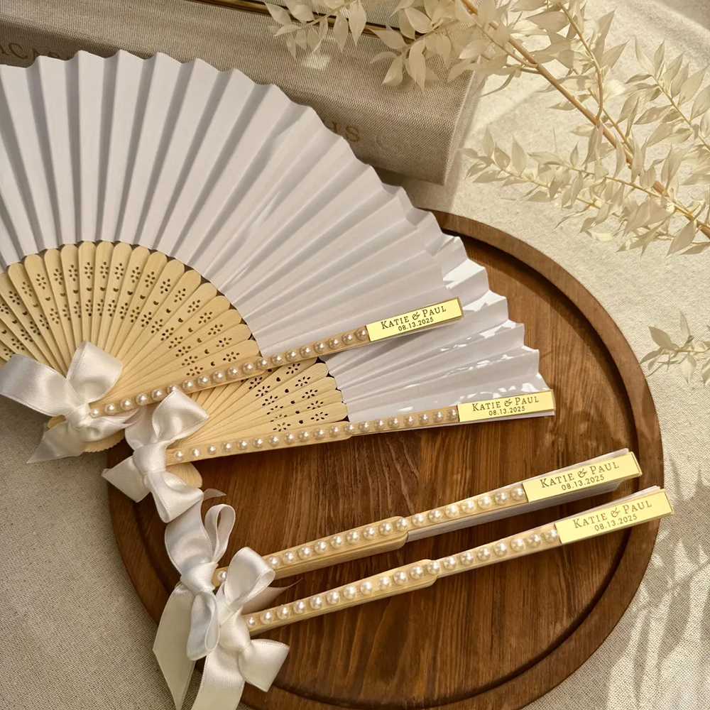 パーソナライズされたウェディングファン パールリボン刻印タグ付き ブライダルシャワー記念品 ハネムーン 婚約 バチェロレッテ パーティー ゲスト ギフト