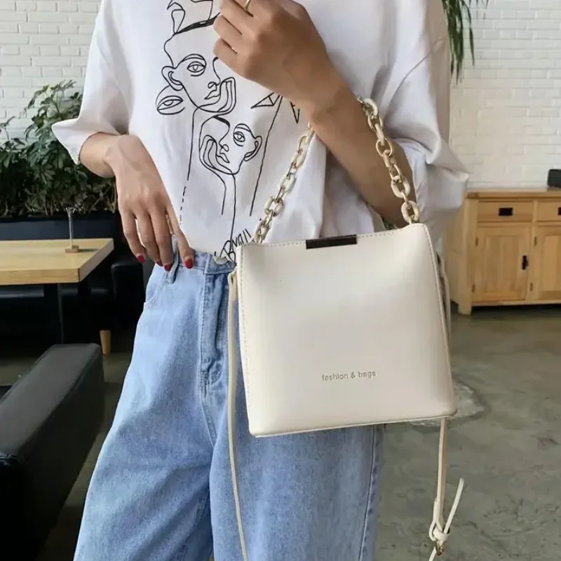 女性のレザーファッションシニアスモールフレッシュチェーンバケットバッグショルダークロスボディハンドバッグトートバッグ女性のための Bolsos Para Mujer