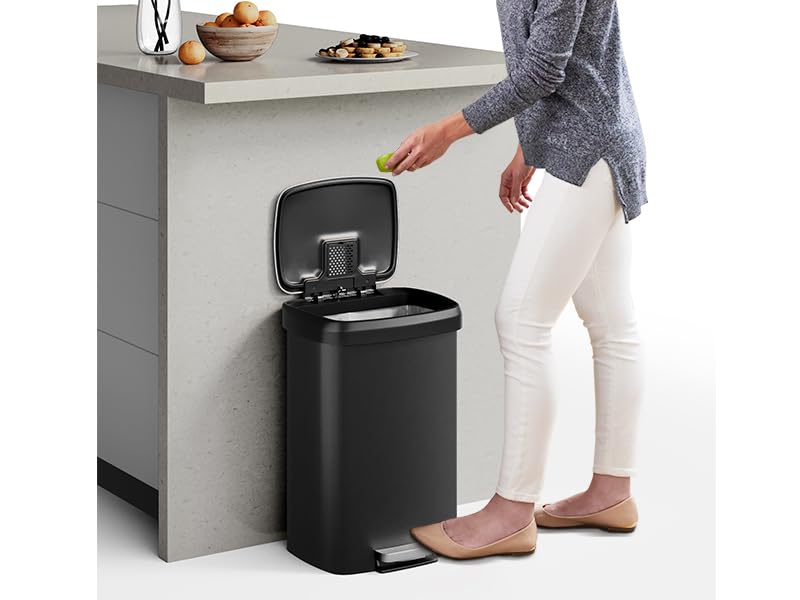 13 ガロン / 50L キッチン用大型プラスチックゴミ箱、ソフトクローズ蓋付きステップオン、ライナーリム、防錆ゴミ箱、リアハンドル、マットブラック