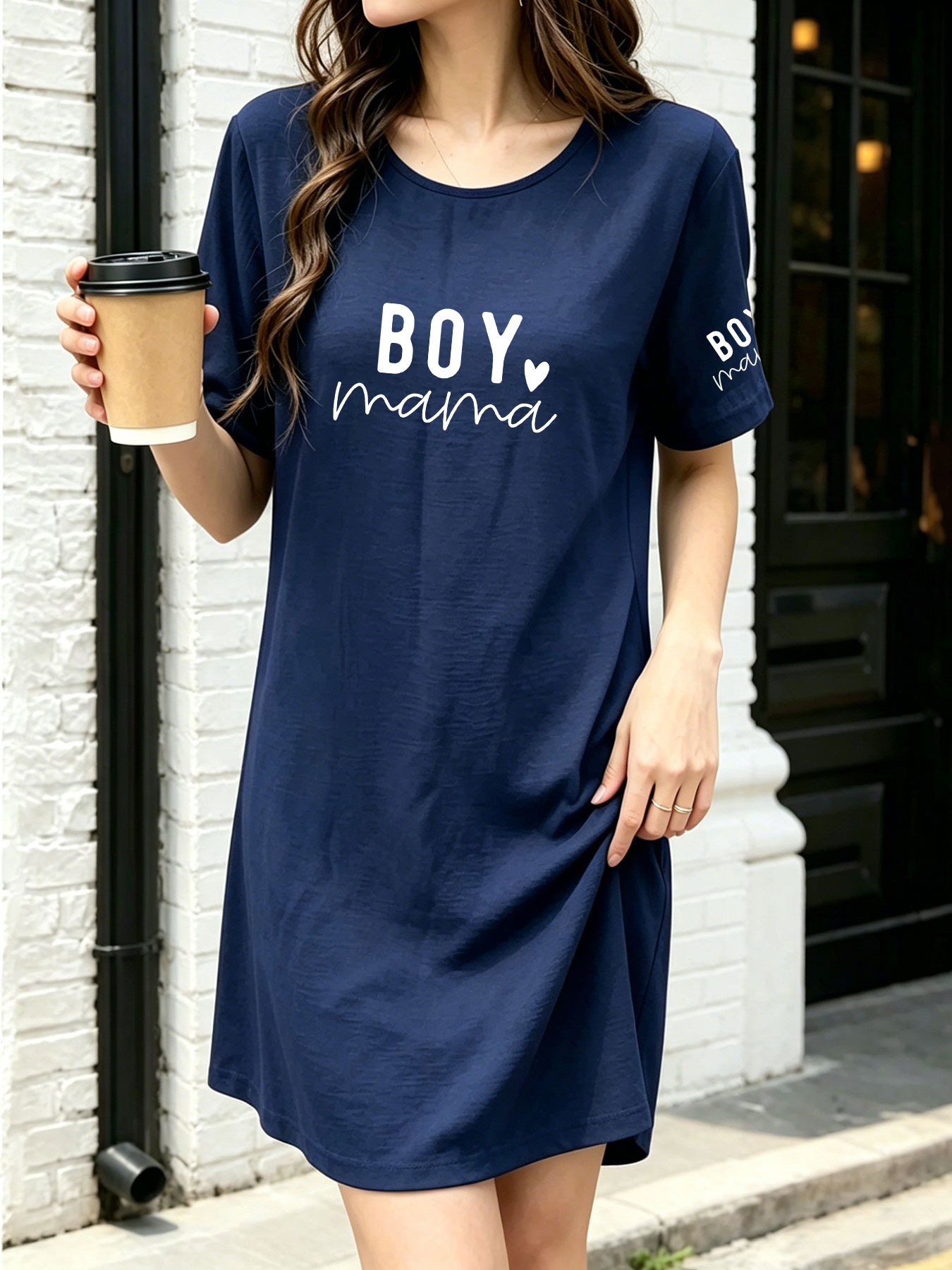 夏用薄手で通気性がありさわやかなTシャツドレスボーイママレタープリントのゆったりとしたミドル丈ドレスで、普段着に若々しい印象を与えます