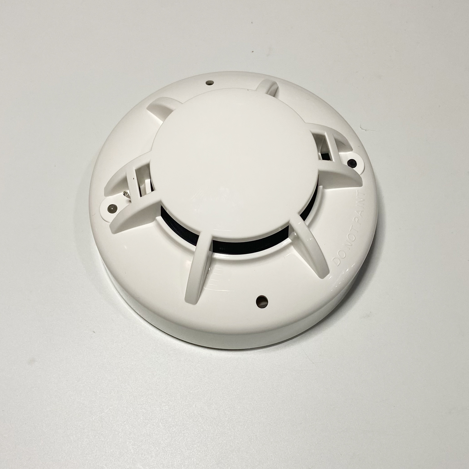 1 個 9-24Vdc ワイヤー煙と 57℃ 以上の熱検出器リレー出力 NC/NO オプション火災警報器天井温度センサー