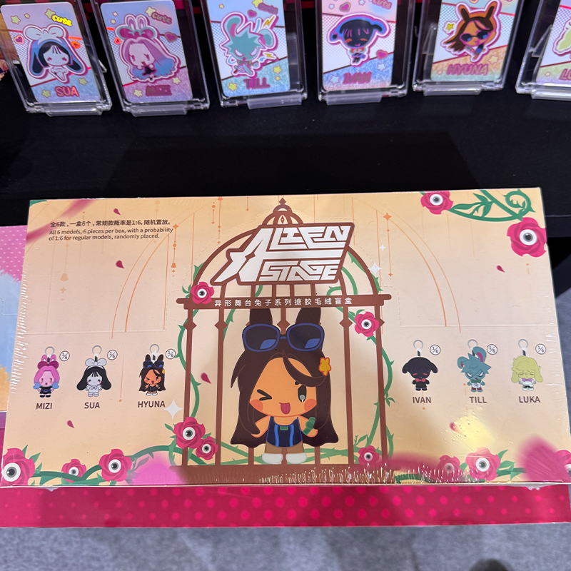 新しい本物のエイリアンステージウサギシリーズビニールウールブラインドミステリーボックススア · イワンアクションフィギュアギフトキーリングファッションバッグペンダント女の子