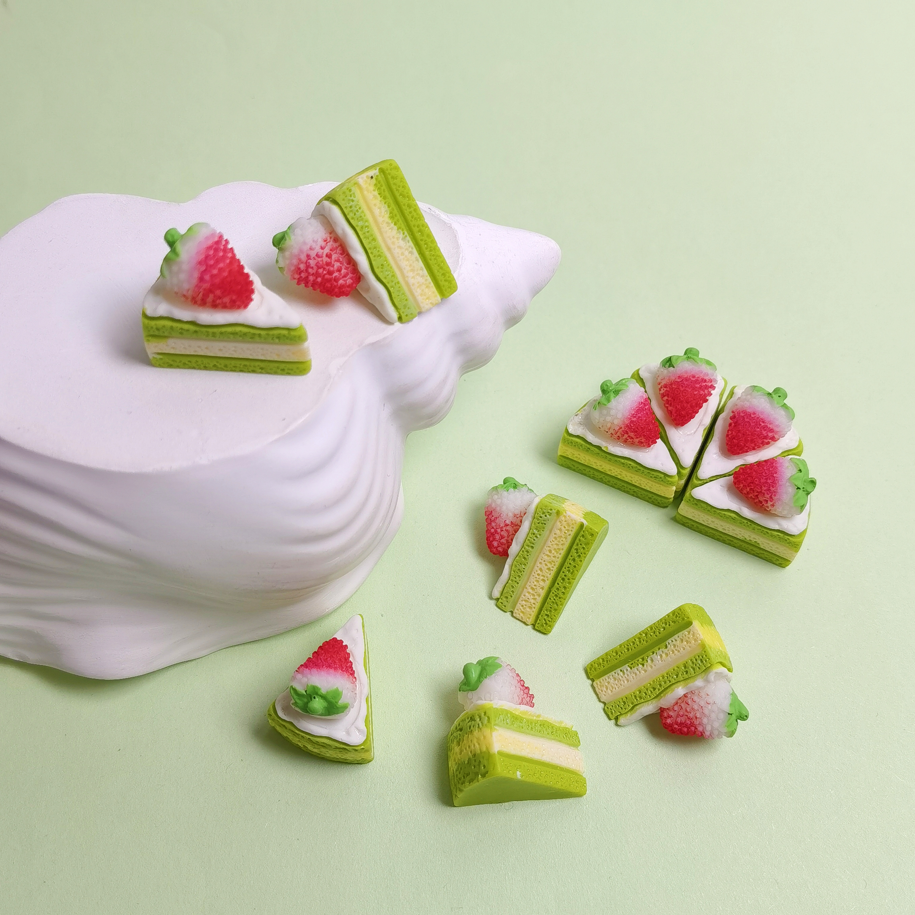 ミニチュアデザートケーキ装飾品 20*16 ミリメートル 3D ミニイチゴフルーツケーキお菓子置物バルクデスクトップの装飾 DIY