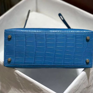 手作りの高級クロコダイルレザー製レディースハンドバッグ。本革の裏地とリベットで刺繍が施されています。