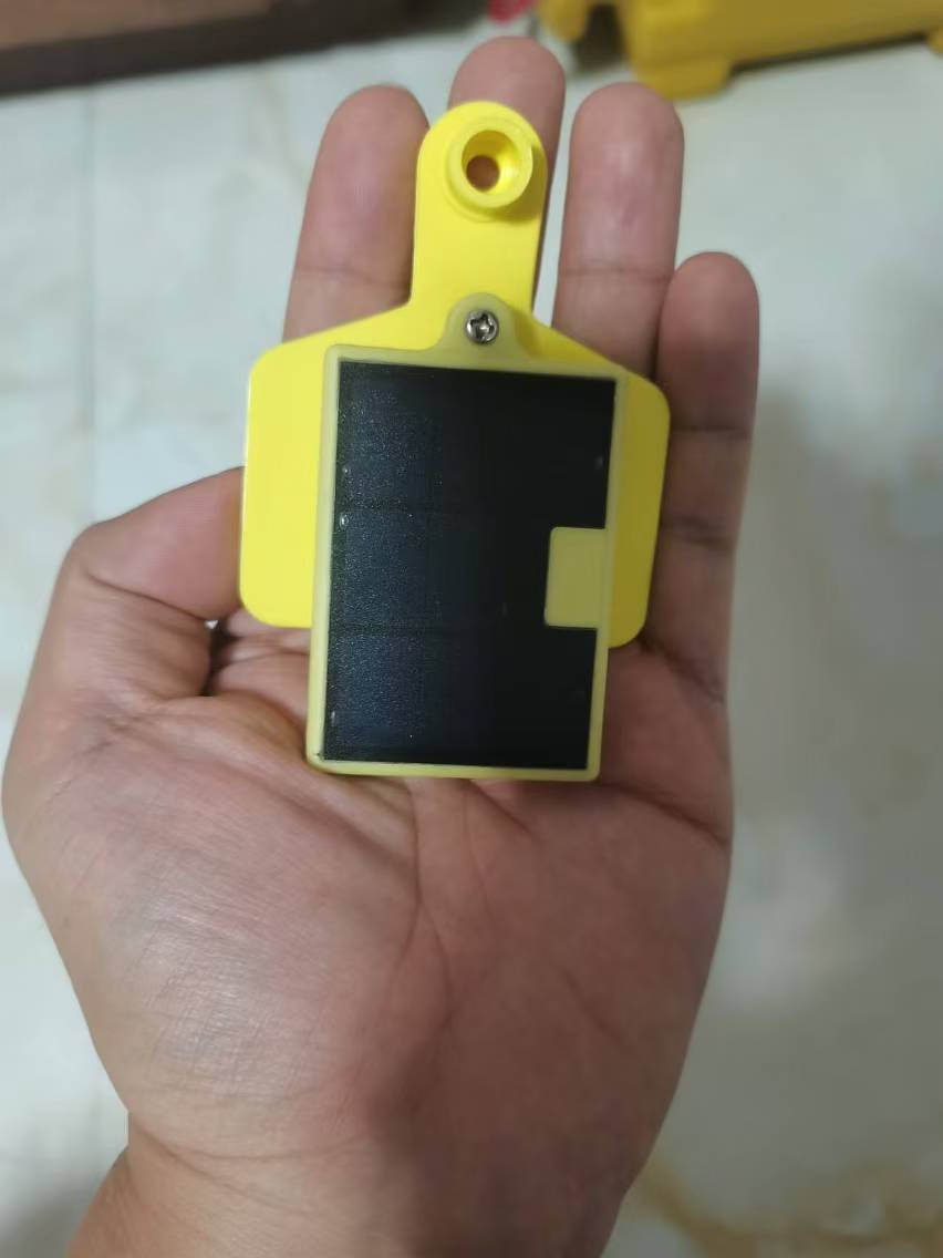 4G 太陽光発電 GPS 動物牛耳標トラッカー TBT300-1