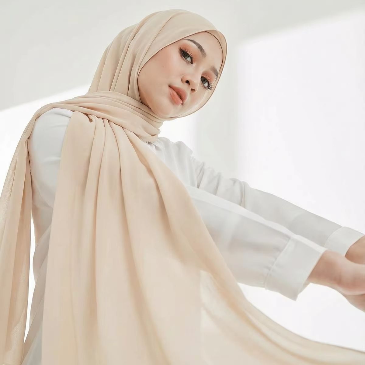 プレミアム女性ヘビーシフォンヒジャーブスカーフシフォンイスラム教徒ヒジャーブ無地グッドステッチマキシラップ無地 Musulman ファムショール