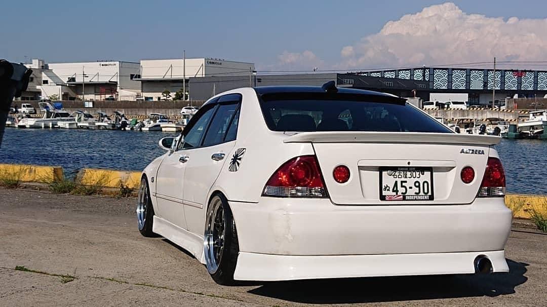 1998年から2005年までの車両に装着されているレクサス IS200 IS300 トヨタ アルテッツァ モディファイドダックテールスポイラーに適合します。