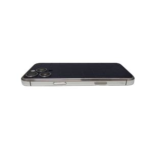 青いクロコダイル柄のレザー、金メッキの金属製ケース、プラチナ製のフレームを備えたハイエンドスマートフォン。まさにカスタムメイドの高級携帯電話です。