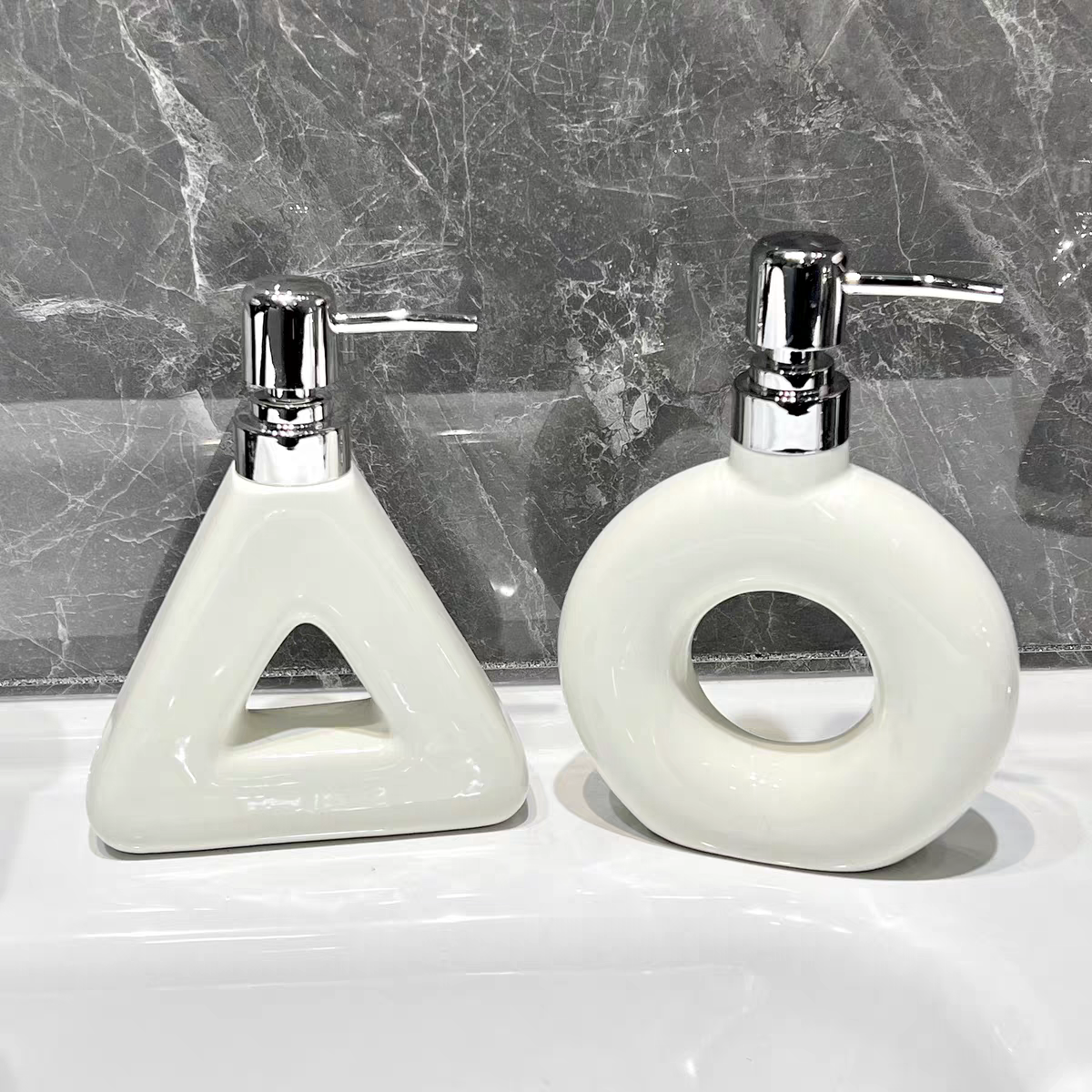 浴室の石鹸とジェルディスペンサー Dispensador De Agua 液体シャンプーディスペンサー キッチンアクセサリー ローションハンドサニタイザーファミリー
