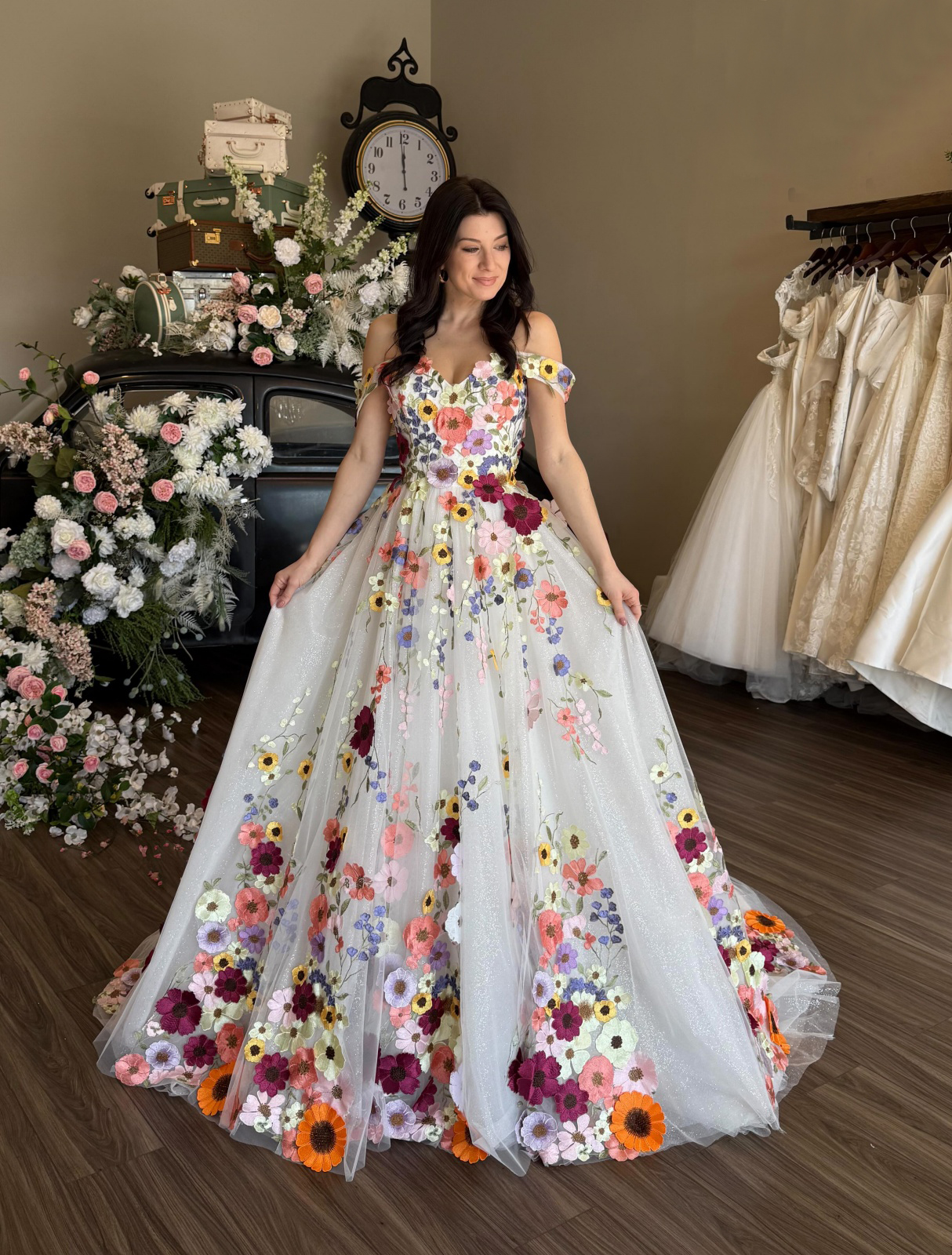 カラフルな花の刺繍のウェディングドレス夢のような 3D 花プリンセスウエディングドレスオフショルダー A ラインチュールブライダルドレス