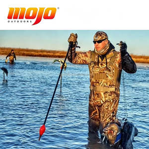 Mojo Outdoorsの軽量ウェーディングロッド。60インチの調節可能なストラップ付きで、泥や隠れた障害物を難なく通り抜けられ、水鳥の釣りに最適です。