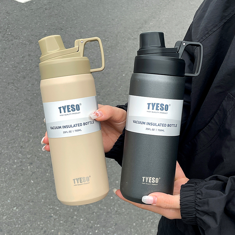 1pc 750ml ステンレス鋼ポータブルケトル、シンプルなハンドヘルドデザイン、アウトドアサイクリング用断熱ウォーターボトル