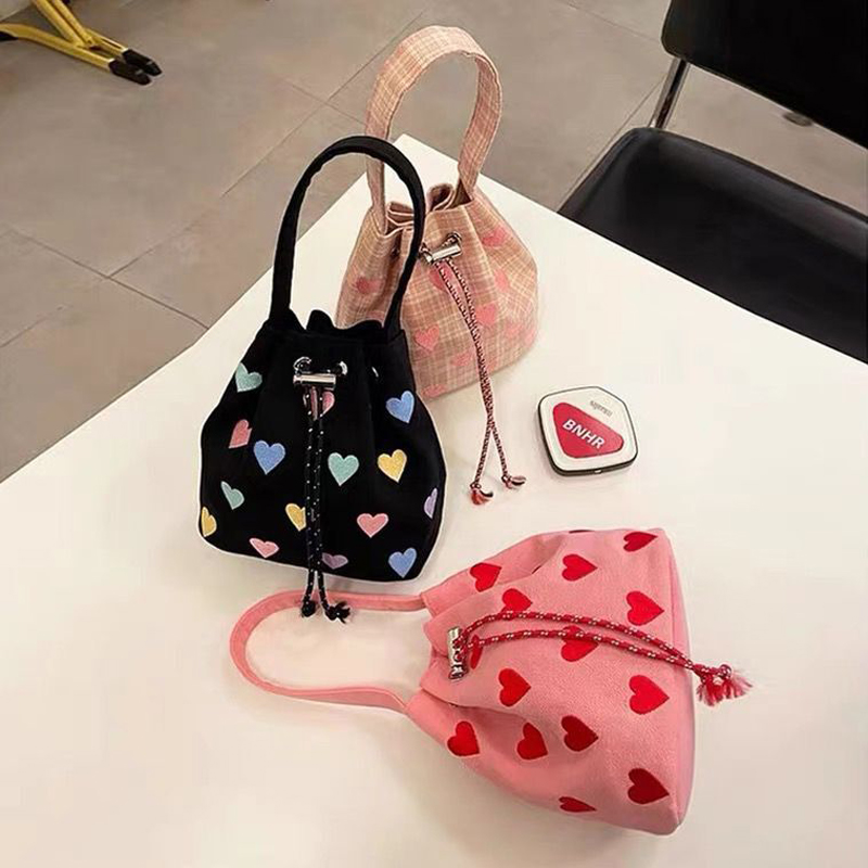 女性のハンドバッグ新しい韓国刺繍ハート甘いファッショナブルな多用途ハンドバッグミニ大容量かわいいショルダークロスボディバッグ