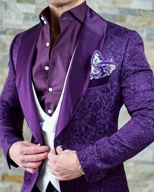 パープルエンボス新郎タキシードショールラペル花婿の付添人メンズウェディングドレスファッションマンジャケットブレザー3ピーススーツ(ジャケットパンツベスト)