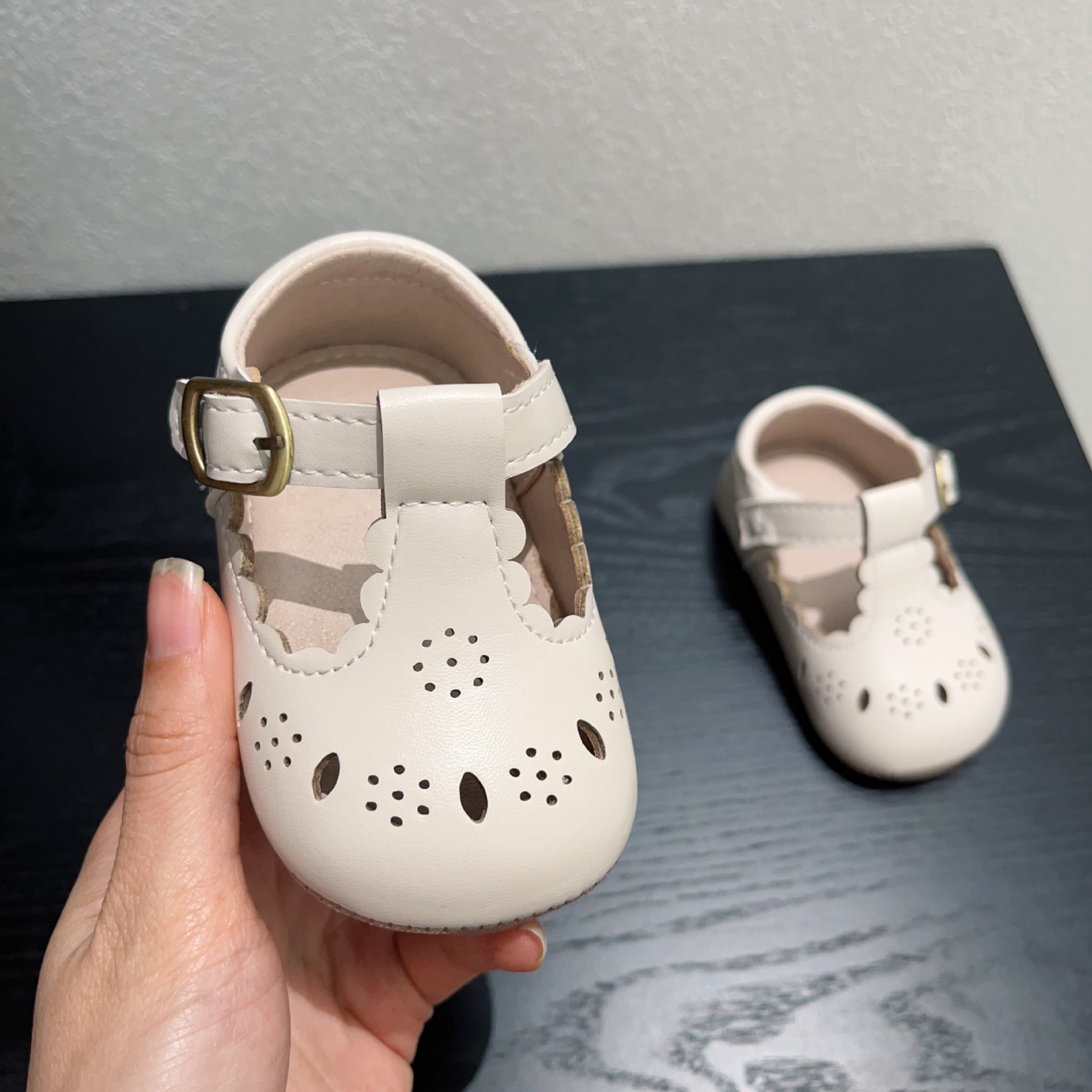 夏の女の赤ちゃんウォーキングシューズレトロスタイル子供カットアウトプリンセスシューズソフト底ノンスリップ幼児子供幼児新生児靴