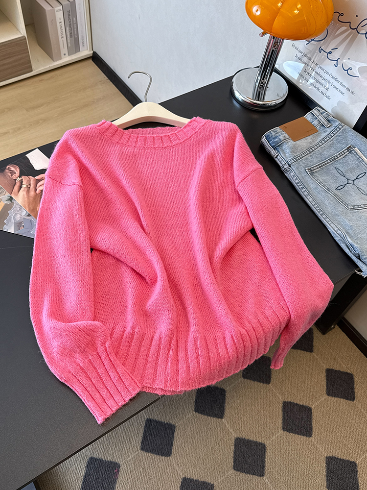 春と秋に最適な、柔らかいピンクの色合いのエレガントでゆったりとした軽量のラウンドネック ニット トップ