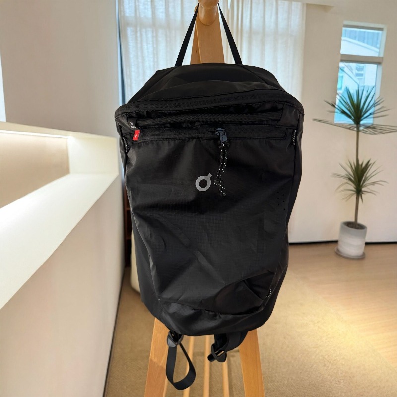 男性と女性のアウトドア旅行用の新しい軽量ナイロン防水バックパック、軽量で大容量のカジュアルバックパック