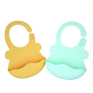 赤ちゃん用プラチナカラーのプラッシュ生地製安全よだれかけ　耳付きデザイン　防水・防油　キャラクター柄　首掛け式　へそを保護　吐き戻し防止