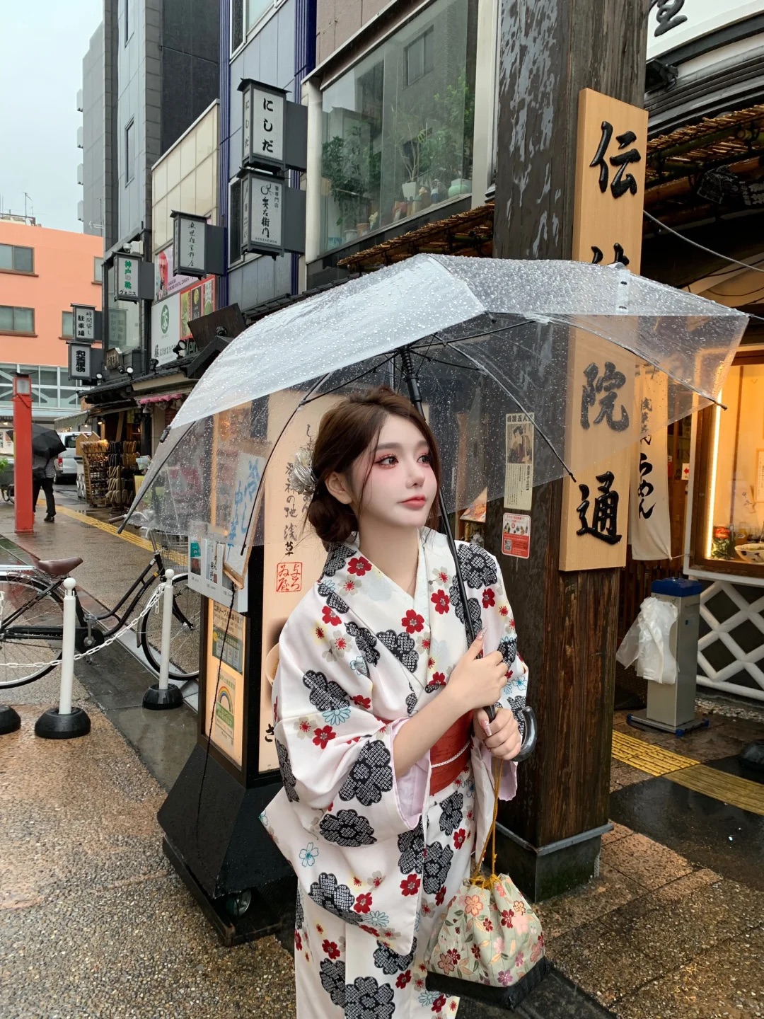 日本のかわいいピンクの着物さくらプリントショートベルトと弓セクシーなコスプレ女性raditionalスタイルローブ浴衣衣装伝統