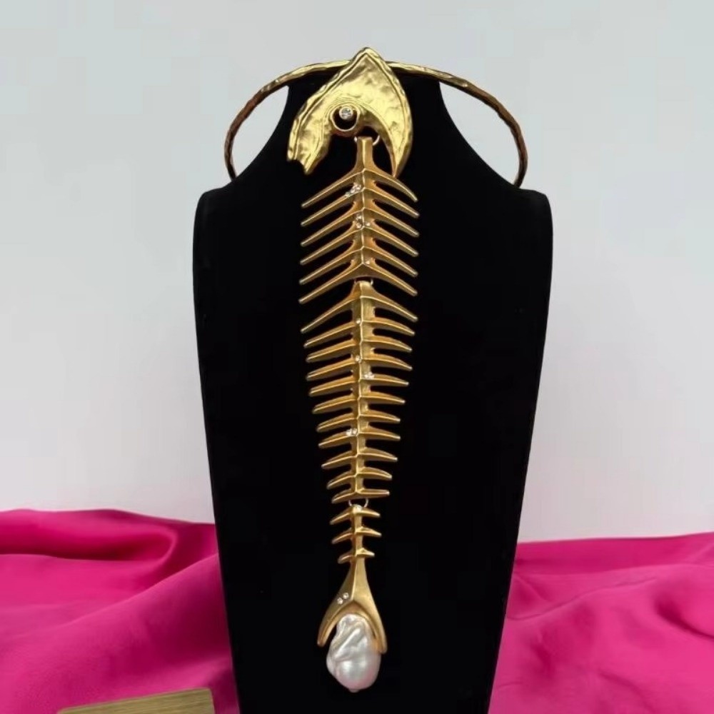 ノベルティデザイン合金ビッグフィッシュボーンペンダント誇張チョーカーネックレス女性ネックレスジュエリーアクセサリーギフト