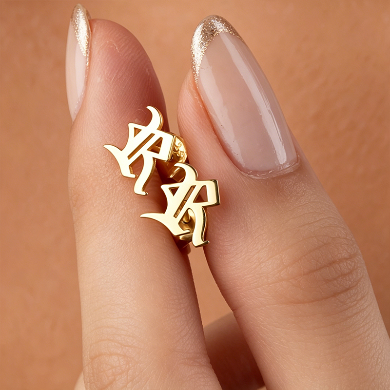カスタムイニシャルイヤリングカスタマイズされた女性のパンクスタイルイヤリングパーソナライズされた 24K ゴールドイヤリングコスチュームジュエリートレンディイヤリング