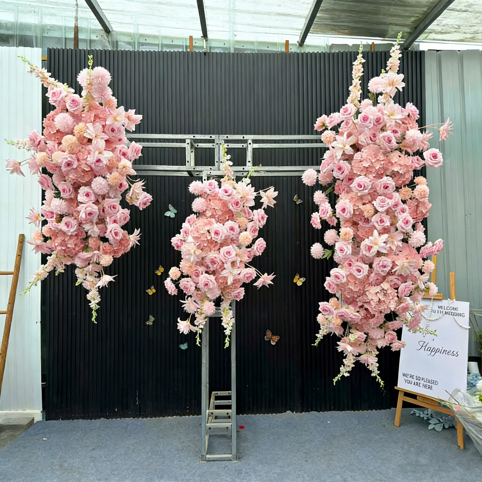 高級ピンクカラーフラワーランナー造花結婚式 Decoraion ハングフラワー行アーチ装飾花の背景アレンジメント