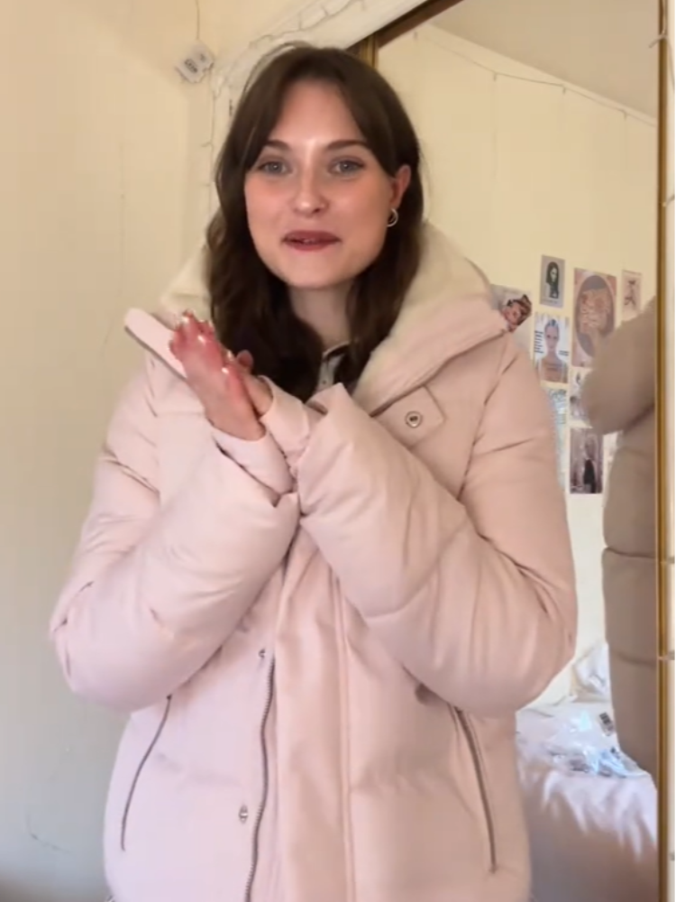 女性のピンク綿コート帽子ジッパーポケットインナーフェイクファー女性暖かいジャケット 2025 秋冬ファッションシックな女性生き抜く