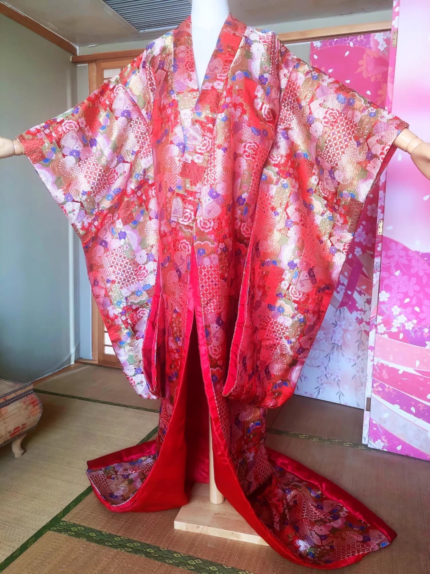 日本の着物女性赤いローブ春ジャカードドレスビッグスリーブ結婚式