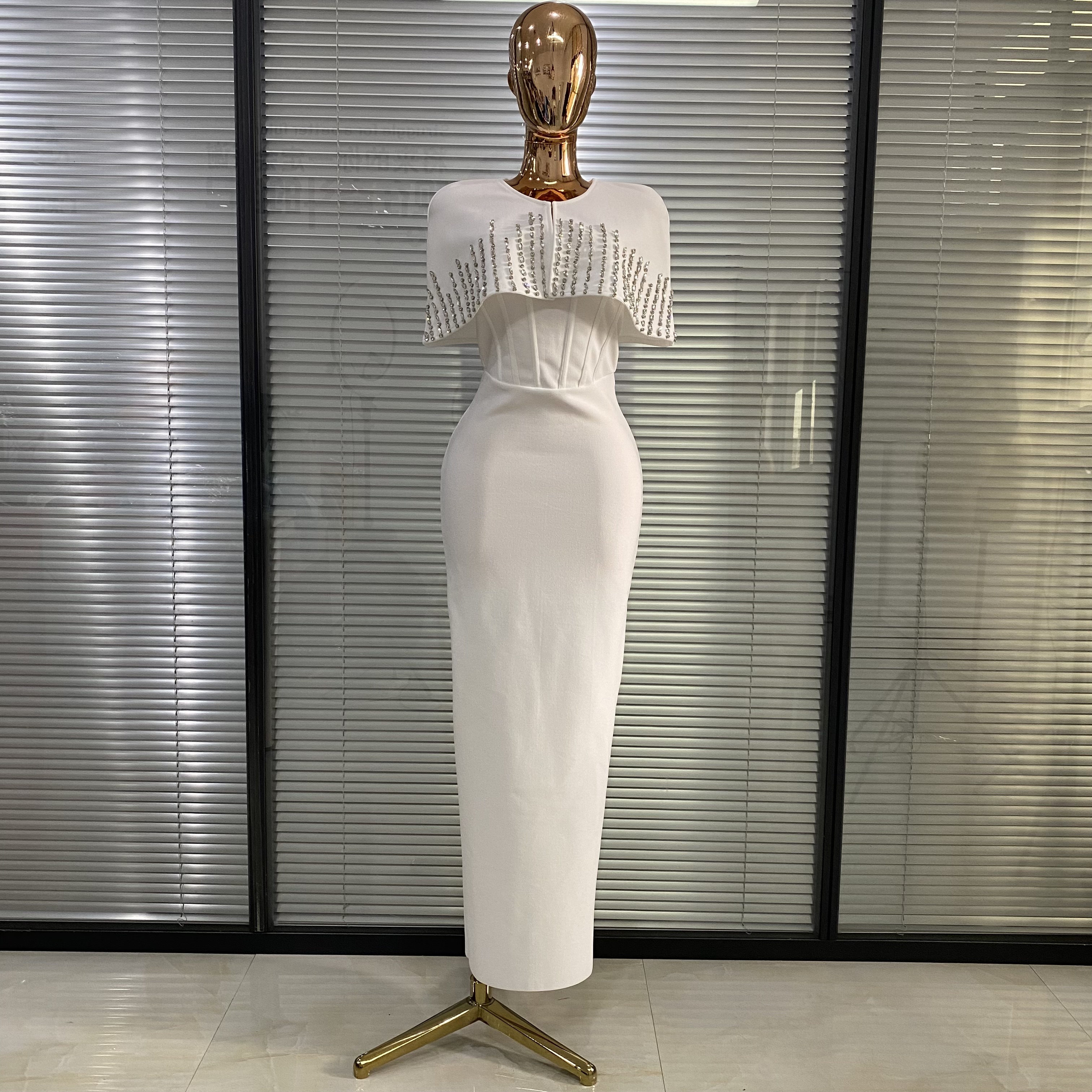 女性ホワイト包帯ドレスエレガントなストラップレスボディコン足首丈ドレスダイヤモンド刺繍ショールウェディングパーティードレス