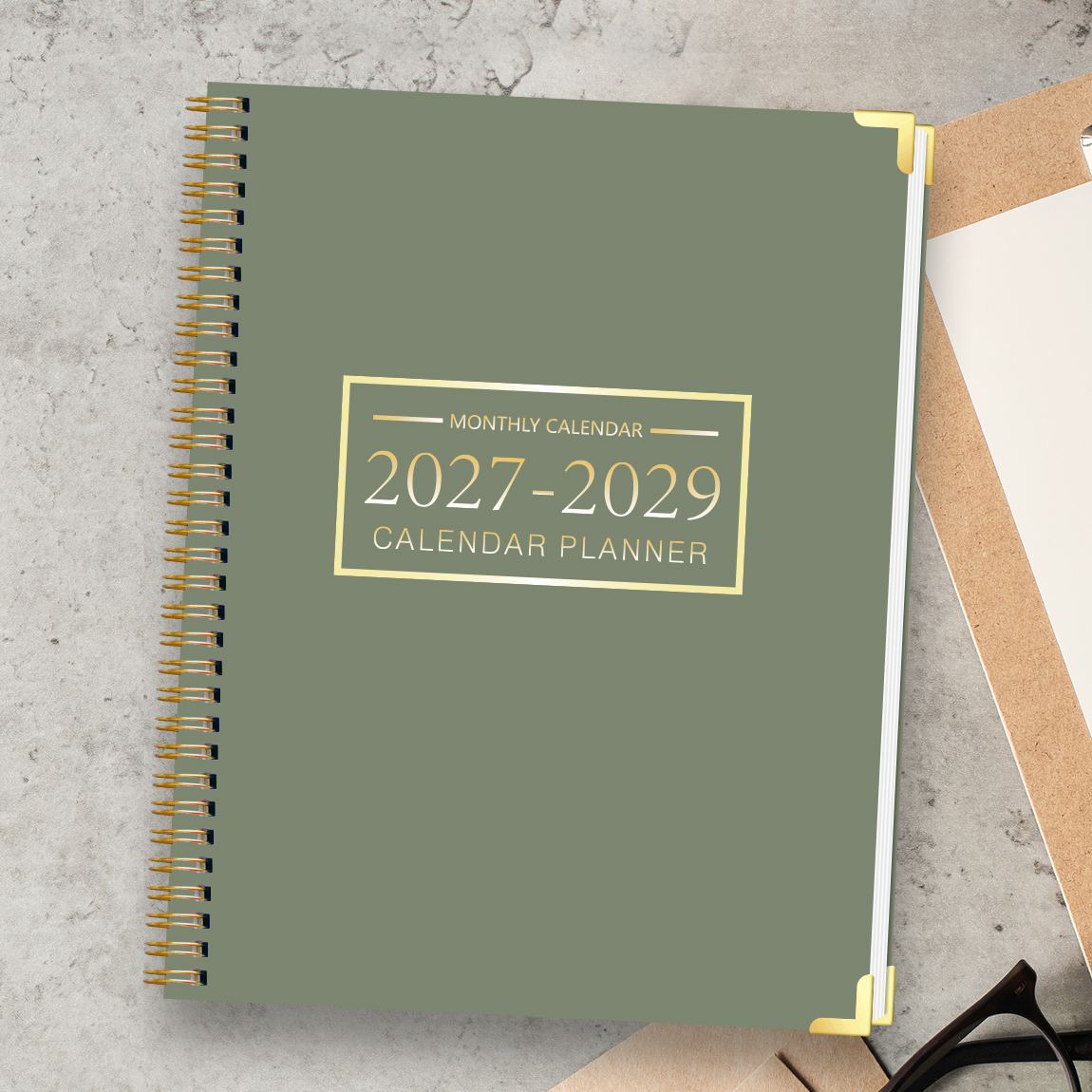 2027-2029年 月間プランナー、セージグリーン スパイラルカレンダーノート、タブ、メモページ、ゴールドコーナー付き、8.86x11.22インチ